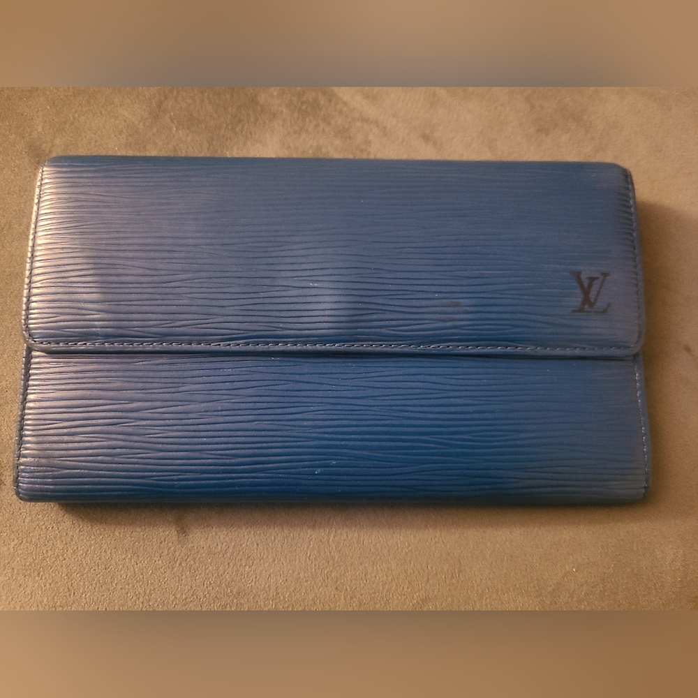 Louis Vuitton sarah international wallet